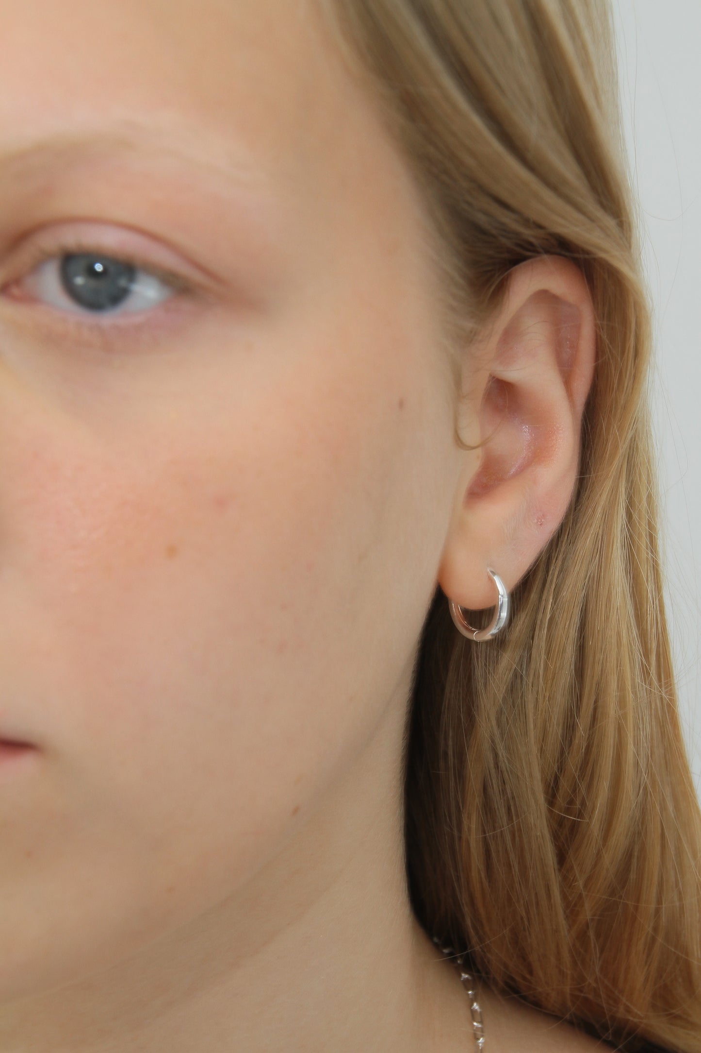 Basic hoop earring in silver